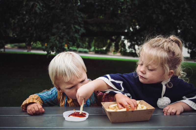 snacks for travelling kids is essential