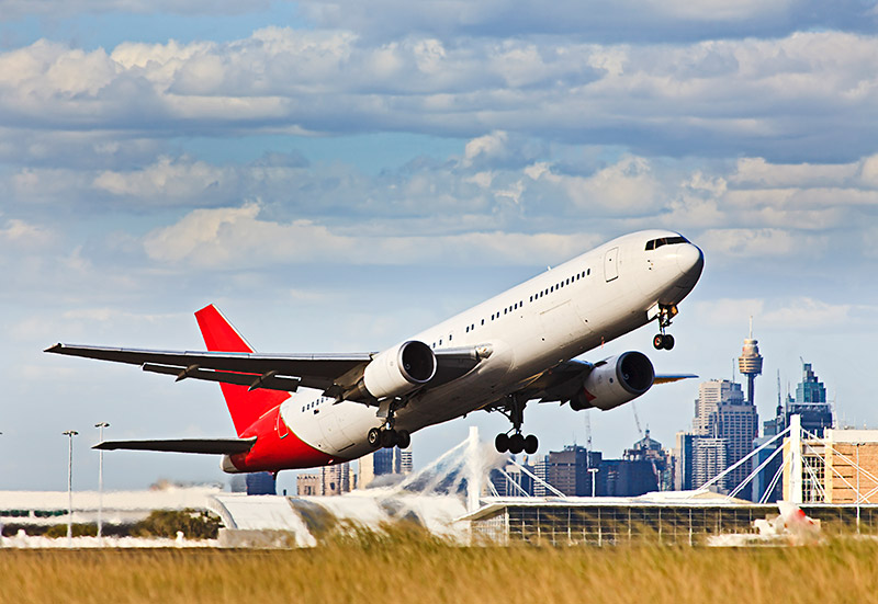 qantas plane taking off at sydney airport