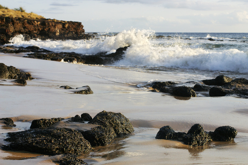 A view of the shoreline of Hulopoe Beach