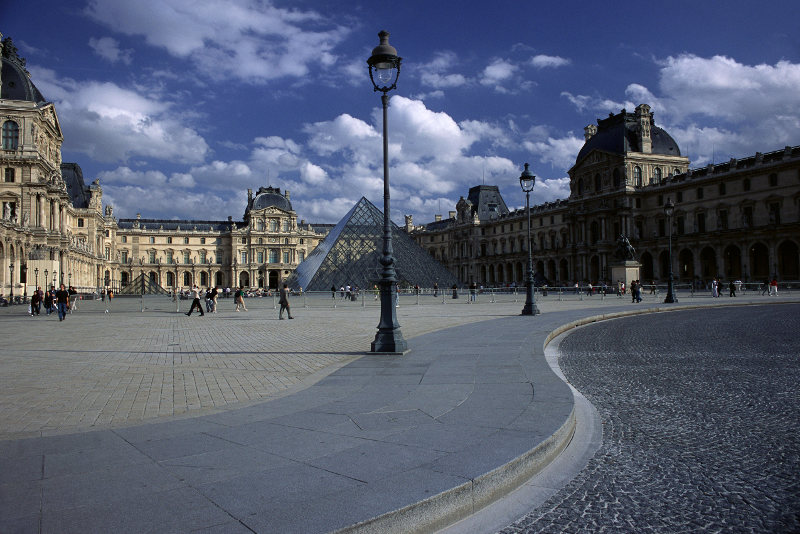 Pyramide du Louvre monument, Paris, France