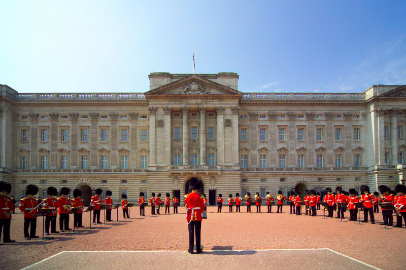 guards outside buckingham palace